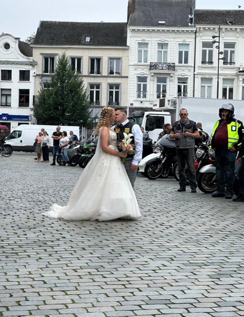 Huwelijk van Yuri en Laura op de Grote Markt