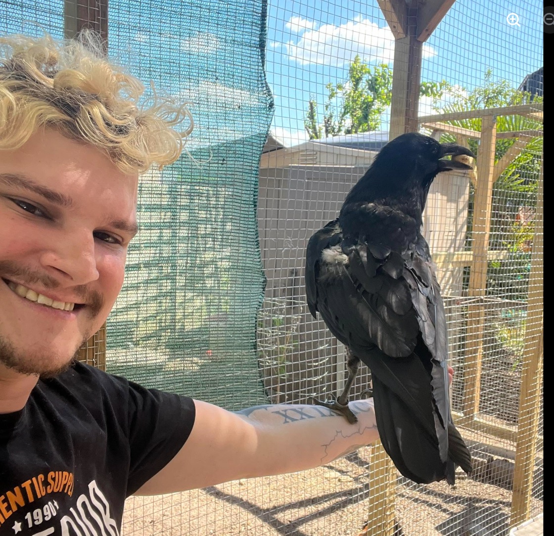 Yuri met een vogel